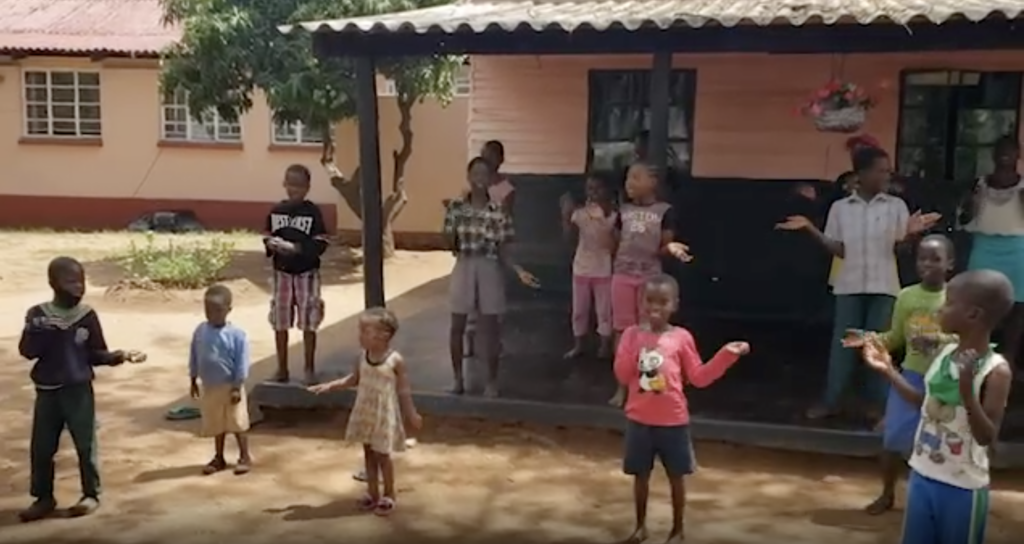 Videogrüße aus dem Kambuzuma Waisenzentrum in Zimbabwe